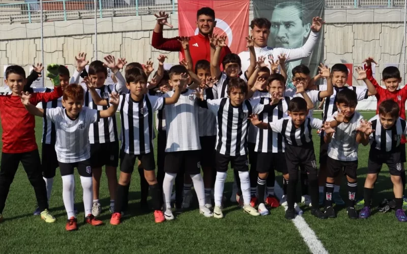 Minik futbolcular İzmit Belediyesi Cumhuriyet Bayramı Futbol Şöleninde doyasıya eğlendi 