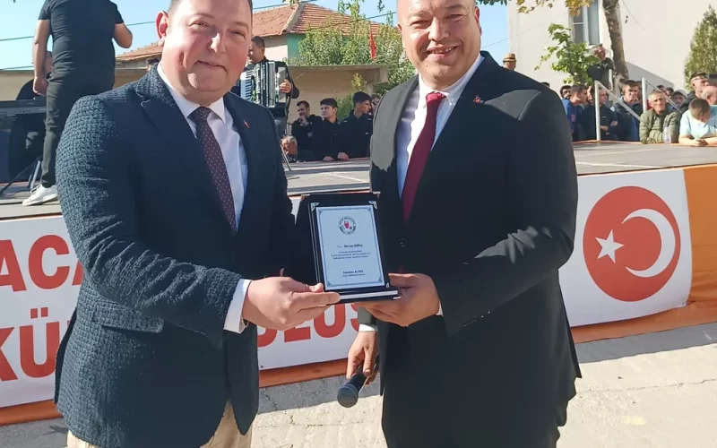 Recep Dural’a Karacaovalılardan teşekkür plaketi