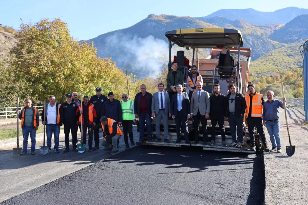 Artvin’de Vali Ergün’den Ardanuç’ta asfalt mesaisi